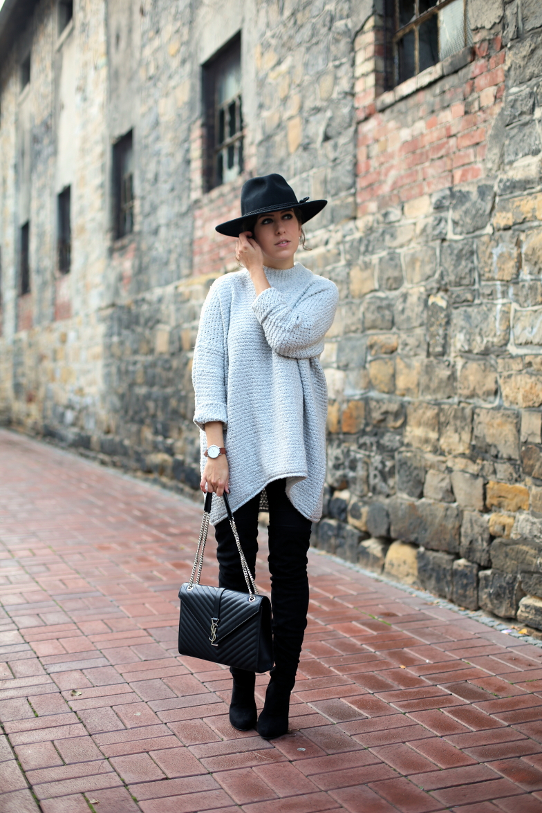 Grey Knit Overknee Outfit