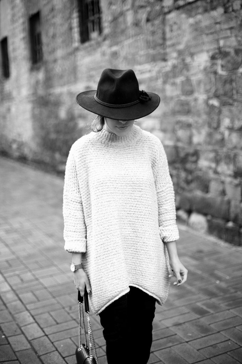 Grey Knit Overknee Outfit